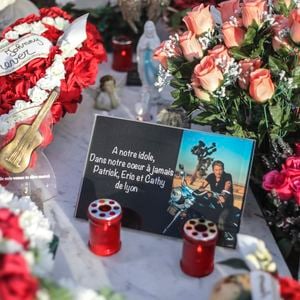 Illustrations de la tombe de Johnny Hallyday au cimetière marin de Lorient à Saint-Barthélemy le 14 avril 2018. Elle est toujours aussi fleurie et recouverte de messages touchants de la part d'admirateurs et de proches. 
Laeticia Hallyday et ses filles Jade et Joy arrivent à Saint Barth pour les vacances de Pâques pour se ressourcer, loin des affaires concernant l'héritage, et se recueillir dans le calme et la sérénité seulement 4 mois après l'inhumation.