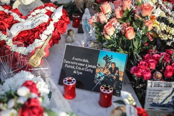 Illustrations de la tombe de Johnny Hallyday au cimetière marin de Lorient à Saint-Barthélemy le 14 avril 2018. Elle est toujours aussi fleurie et recouverte de messages touchants de la part d'admirateurs et de proches. 
Laeticia Hallyday et ses filles Jade et Joy arrivent à Saint Barth pour les vacances de Pâques pour se ressourcer, loin des affaires concernant l'héritage, et se recueillir dans le calme et la sérénité seulement 4 mois après l'inhumation.