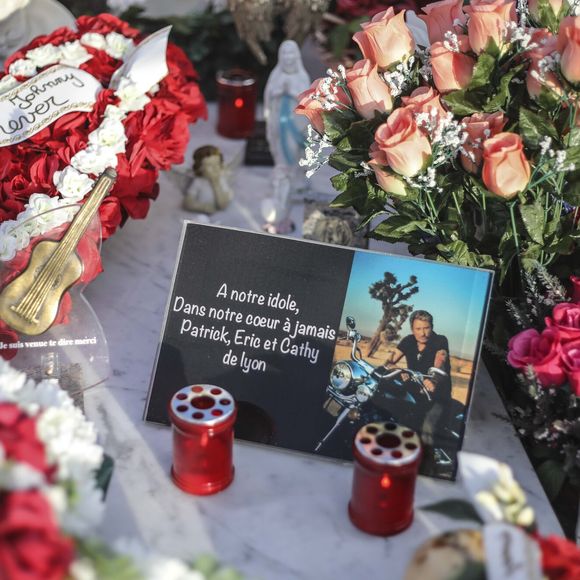 Illustrations de la tombe de Johnny Hallyday au cimetière marin de Lorient à Saint-Barthélemy le 14 avril 2018. Elle est toujours aussi fleurie et recouverte de messages touchants de la part d'admirateurs et de proches. 
Laeticia Hallyday et ses filles Jade et Joy arrivent à Saint Barth pour les vacances de Pâques pour se ressourcer, loin des affaires concernant l'héritage, et se recueillir dans le calme et la sérénité seulement 4 mois après l'inhumation.