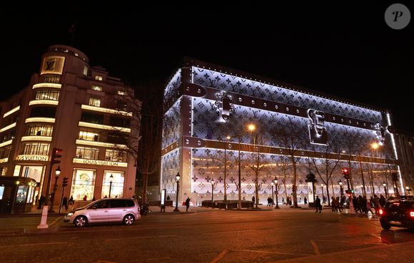 Louis Vuitton va ouvrir son hôtel de luxe de 6000 m2 sur les Champs Elysées !  Situé au 103 avenue des Champs-Elysées à Paris, ce bâtiment incroyable se situera juste en face du célèbre flagship de Louis Vuitton. @Jack Tribeca/Bestimage