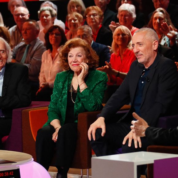 Exclusif - Gad Elmaleh et ses parents David et Régine lors de l'enregistrement de l'émission "Famille je vous aime" présentée par M. Drucker et qui sera diffusée le 13 juin 2025 sur France 3, aux Studios rive gauche à Paris, France, le 14 avril 2025. © Clovis-Gaffiot/Bestimage