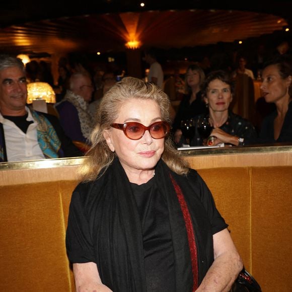 Souriants et complices, ils ont affiché leur belle entente devant les photographes, aux côtés de personnalités comme Catherine Deneuve et Amanda Lear.

Catherine Deneuve lors de la générale du spectacle musical "Singin' in the rain" au théâtre du Lido à Paris le 17 septembre 2026. © Coadic Guirec / Bestimage