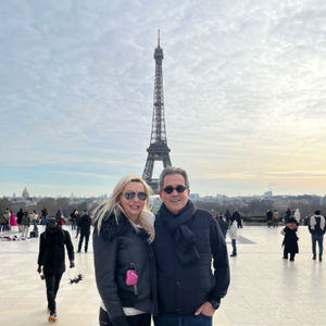 Mais dans la journée de dimanche 11 janvier, il n'a pas résisté à l'envie de partager une photo de leur duo complice sur Instagram. Le chroniqueur et Amélie s'affichent tout sourire sur l'esplanade du Trocadéro à Paris, au pied de la Tour Eiffel. 

Georges Fenech et sa compagne Amélie.
