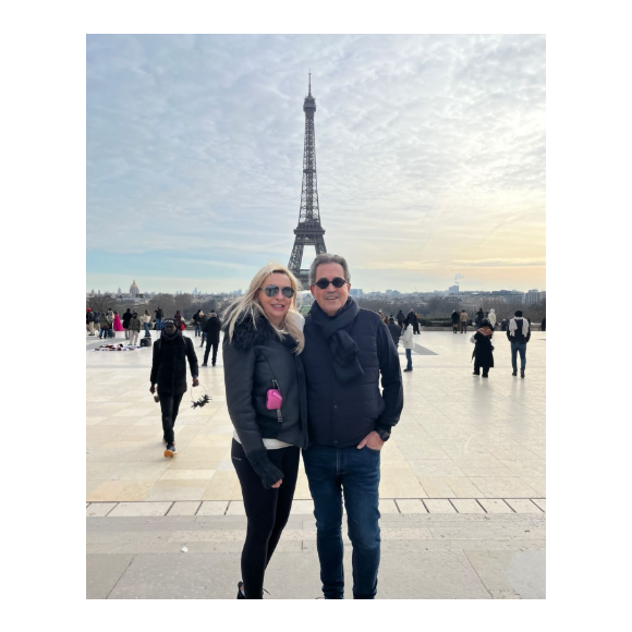 Mais dans la journée de dimanche 11 janvier, il n'a pas résisté à l'envie de partager une photo de leur duo complice sur Instagram. Le chroniqueur et Amélie s'affichent tout sourire sur l'esplanade du Trocadéro à Paris, au pied de la Tour Eiffel. 

Georges Fenech et sa compagne Amélie.