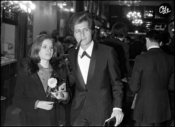 Info - 40ème anniversaire de la mort de Joe Dassin le 20 août - ARCHIVES - JOE DASSIN ET SA SOEUR A LA SORTIE DU CONCERT DE MARIE LAFORET A L' OLYMPIA EN 1969. AGENCE / BESTIMAGE