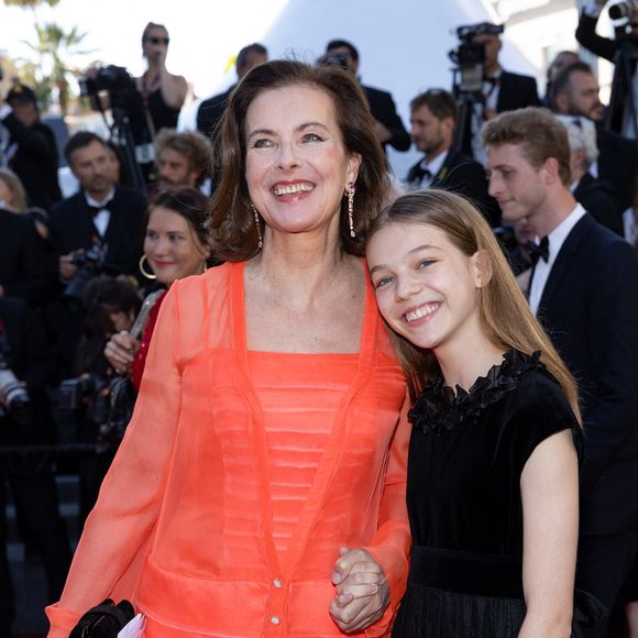 Mais aussi de Darya, qui a 13 ans

Carole Bouquet et sa petite-fille Darya Rassam - Montée des marches du film « Le comte de Monte-Cristo » lors du 77ème Festival International du Film de Cannes, au Palais des Festivals à Cannes. Le 22 mai 2024
© Jacovides-Moreau / Bestimage