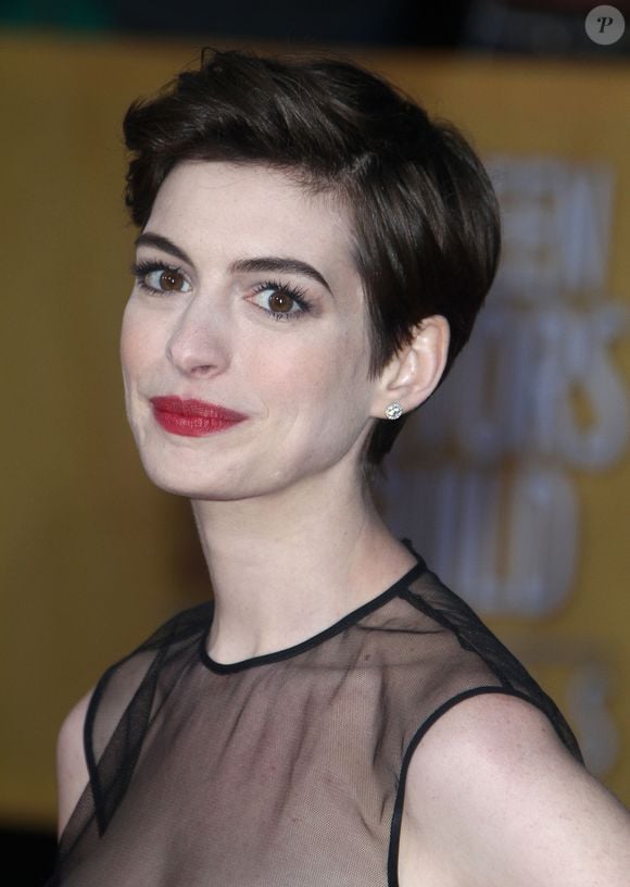 C’est en pensant à son fils aîné Jonathan qu’elle a décidé de modifier ses habitudes, après avoir réalisé qu’elle voulait être pleinement disponible pour lui chaque matin. 

Anne Hathaway - People arrivant a la 19eme ceremonie des "Screen Actors Guild Awards" a Los Angeles, le 27 janvier 2013. © FAMEFLYNET / BESTIMAGE