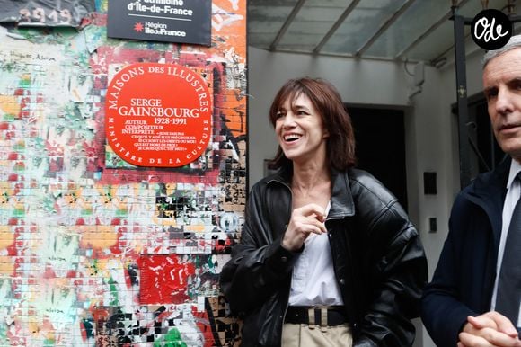 Charlotte Gainsbourg lors de la cérémonie de dévoilement de la plaque "Maison des Illustres" de la Maison Gainsbourg à Paris, France, le 2 avril 2024. © Christophe Clovis/Bestimage