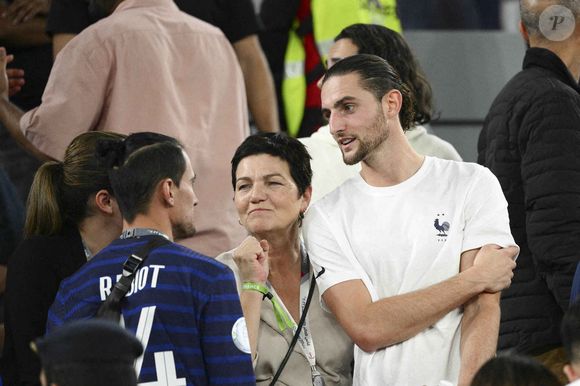 RABIOT Adrien (FRA) et sa mere Veronique Rabiot en tribunes lors du match du groupe D opposant la France au Danemark lors de la coupe du Monde au stade 974 à Doha au Qatar, le 26 novembre 2022. © Jean-Baptiste Autissier/Panoramic/Bestimage