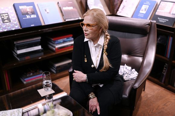 Interrogée dans le magazine "Point de vue", Sylvie Vartan a glissé qu'elle serait "sur le point de convoler".

Sylvie Vartan - Inauguration de la cabine de coiffure de Christophe Nicolas Biot à l'hôtel Lutetia à Paris le 19 octobre 2023. © Rachid Bellak/Bestimage
