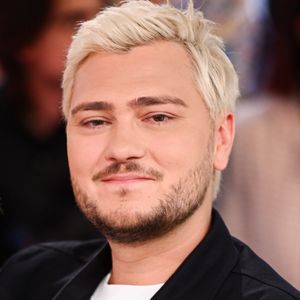 Un lieu symbolique pour un moment spécial.

Exclusif - Jeff Panacloc - Enregistrement de l'émission Vivement dimanche au studio Rive Gauche, présentée par M.Drucker, diffusée le 07 septembre 2025 sur France 3.  © Guillaume Gaffiot / Bestimage