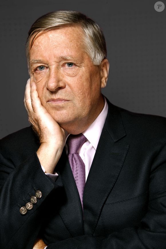 Le journaliste Alain Duhamel lors d'une séance photo à Paris, France, en novembre 2009. Photo par VIM/ABACAPRESS.COM