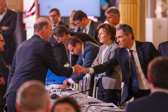 Quelles sont donc les astuces à lui piquer ? Avec 160 000 salariés, Rodolphe Saadé embauche des armées de hauts fonctionnaires.

Éric Lombard, Ministre de l'Économie, des Finances et de la Souveraineté industrielle et numérique et Rodolphe Saadé (Pdg de CMA-CGM) - Réunion du président de la Répaublique française avec les représentants des filières impactées par les mesures tarifaires annoncées par les États-Unis au palais présidentiel de l'Elysée à Paris, FRance, le 3 avril 2025. © Cyril Moreau/Bestimage