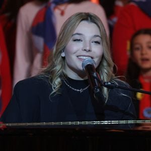 Sur TBT9, Cyril Hanouna affirmait que l’artiste avait exigé qu’ils ne participent pas à l’émission. Il déclarait : "Sachez que, de base, Slimane devait venir. Elle a aussi interdit Vitaa, sachez-le."

Santa - Les célébrités se mobilisent pour la 38ème édition du Téléthon dans les studios de France 2 à Paris © Coadic Guirec / Bestimage