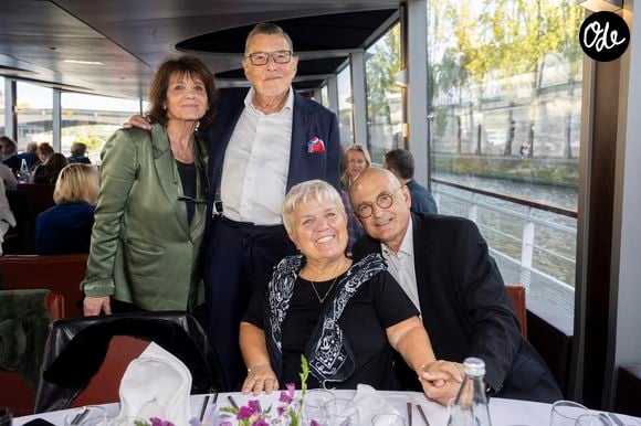 Exclusif - Stéphanie Fugain, Jean-Claude Camus, Mimie Mathy et son mari Benoist Gérard - Anniversaire pour ses 85 ans de Jean-Claude Camus avec ses proches et sa famille sur la péniche "Bel Ami" à Paris. Le 29 octobre 2023
© Cyril Moreau / Bestimage