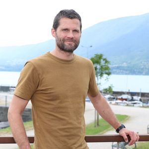 Alexis Michalik lors de la 4ème édition du festival eu cinéma français et gastronomie d'Aix les Bains (3 - 7 juin 2025), le 3 juin 2025. 
© Denis Guignebourg / Bestimage