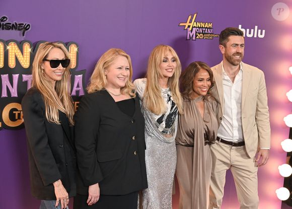 Miley Cyrus en famille à la première mondiale de "Hannah Montana 20th Anniversary Special" de Disney+ au El Capitan Theatre à Los Angeles.
© Backgrid USA / Bestimage