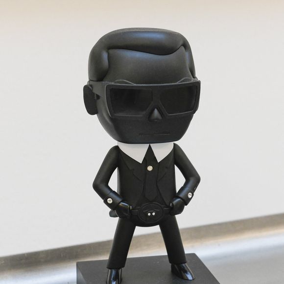 Vente aux enchères Sotheby's d'une partie de la collection Karl Lagerfeld au Palais Oppenheim à Cologne en Allemagne le 4 mai 2022.