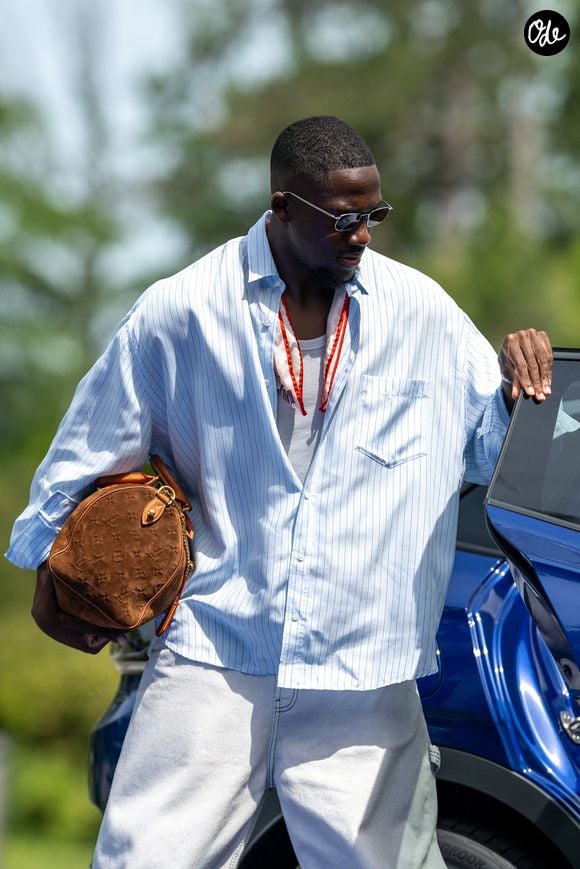 Conséquence : le joueur est contraint d'abandonner ses partenaires pour les quatre prochains matchs des Bleus prévus jusqu'au début du mois d'octobre.

Ibrahima Konaté - Les joueurs de l'équipe de France de football arrivent au centre d'entraînement de la Fédération française de football (FFF) à Clairefontaine-en-Yvelines, au sud-ouest de Paris, France, en vue de la Coupe du monde de la FIFA 2026, le 29 mai 2026. © Pierre Perusseau/Bestimage