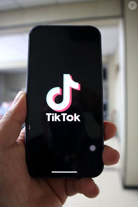 Le logo de TikTok est affiché sur un téléphone portable à Yichang, dans la province de Hubei, en Chine