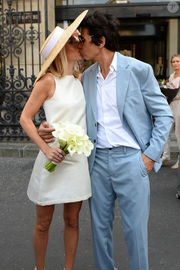 Photo : Malgré tout, le mariage s'est déroulé dans une atmosphère élégante,  entouré d'invités proches. Les jeunes mariés, Jean-Luc Lahaye et sa femme  Paola (Lahaye-Aubin) à la sortie de la mairie du