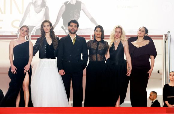 Mara Taquin, Marion Le Coroller, Sami Outalbali, Carole Lambert, Kim Higelin (Bijoux Tasaki), Sonia Faïdi - Montée des marches du film " Sanguine " lors du 79ème Festival International du Film de Cannes, le 14 mai 2026. © Jacovides-Moreau / Bestimage