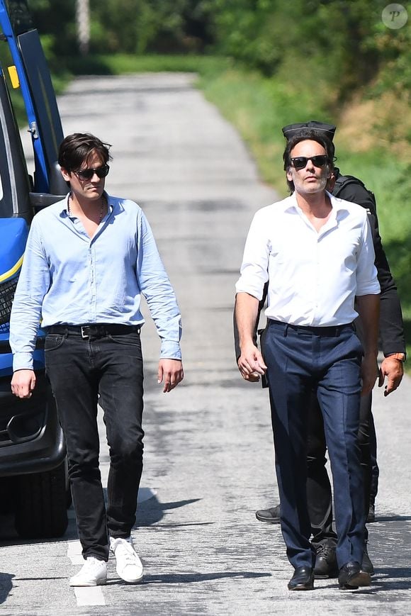 Anthony Delon et son demi-frère Alain-Fabien découvrent les hommages devant les grilles de la propriété de Douchy, quelques heures avant les obsèques de leur père, A.Delon, le 24 août 2024. © Agence / Bestimage