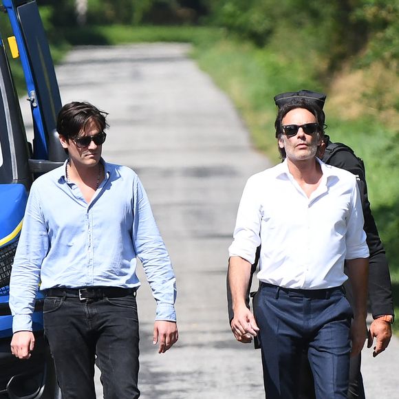 Anthony Delon et son demi-frère Alain-Fabien découvrent les hommages devant les grilles de la propriété de Douchy, quelques heures avant les obsèques de leur père, A.Delon, le 24 août 2024. © Agence / Bestimage