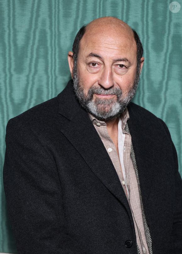 Le comédien a évoqué leur dernier appel téléphonique.  Kad Merad lors de la remise des prix de l'académie Alphonse Allais à paris le 18 novembre 2025 dans les salons d'honneur de la SACD.
© Denis Guignebourg / Bestimage