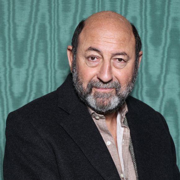 Le comédien a évoqué leur dernier appel téléphonique.  Kad Merad lors de la remise des prix de l'académie Alphonse Allais à paris le 18 novembre 2025 dans les salons d'honneur de la SACD.
© Denis Guignebourg / Bestimage