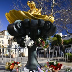 Sa disparition a profondément touché les Français, notamment les habitants de Saint-Tropez, sa ville de coeur.

Hommages au pied de la statue de Brigitte Bardot à Saint-Tropez le 29 décembre 2025.

© William Cannarella / PsnewZ / Bestimage