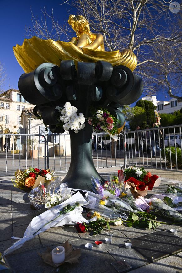Sa disparition a profondément touché les Français, notamment les habitants de Saint-Tropez, sa ville de coeur.

Hommages au pied de la statue de Brigitte Bardot à Saint-Tropez le 29 décembre 2025.

© William Cannarella / PsnewZ / Bestimage