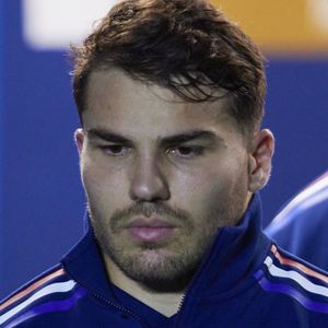 Antoine Dupont a été soutenu par sa plus belle fan, Iris Mittenaere. Laquelle en a profité pour découvrir la ville.

Antoine Dupont lors du deuxième test-match de rugby de l’Autumn Nations Series 2024 opposant l'équipe de France à l'Équipe de Nouvelle-Zélande "All Blacks" (30-29) au Stade France à Saint-Denis, Seine Saint-Denis, France, le 16 novembre 2024. © Cyril Moreau/Bestimage