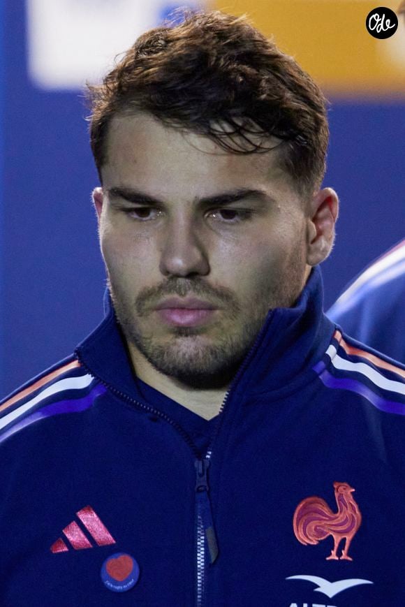 Antoine Dupont a été soutenu par sa plus belle fan, Iris Mittenaere. Laquelle en a profité pour découvrir la ville.

Antoine Dupont lors du deuxième test-match de rugby de l’Autumn Nations Series 2024 opposant l'équipe de France à l'Équipe de Nouvelle-Zélande "All Blacks" (30-29) au Stade France à Saint-Denis, Seine Saint-Denis, France, le 16 novembre 2024. © Cyril Moreau/Bestimage