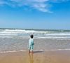 Sur Instagram, Coralie Barbier a publié une photo pleine de douceur : le chanteur belge marche aux côtés de son fils, les cheveux longs sous son bonnet, et de leur chien, tandis que les vagues caressent le sable...

Instagram @barbiercoralie