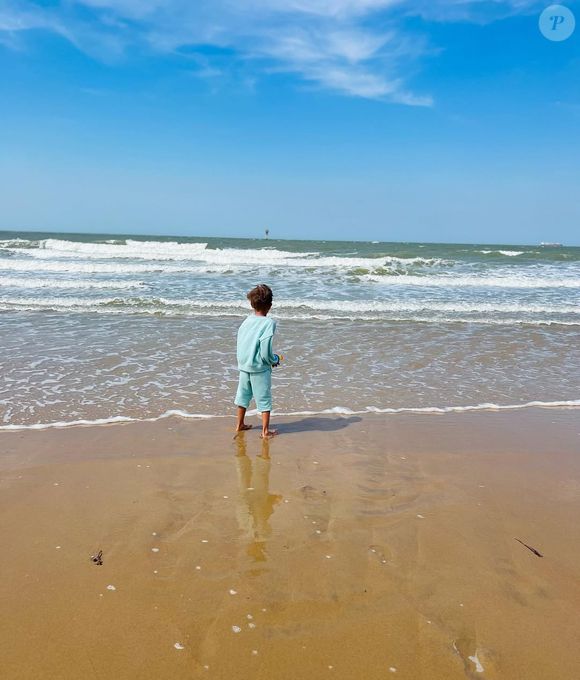 Sur Instagram, Coralie Barbier a publié une photo pleine de douceur : le chanteur belge marche aux côtés de son fils, les cheveux longs sous son bonnet, et de leur chien, tandis que les vagues caressent le sable...

Instagram @barbiercoralie