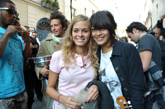 Les candidates de Star Academy 8, Alice et Julia,  dans le centre de Paris, France, le 28 septembre 2008. Photo de Giancarlo Gorassini/ABACAPRESS.COM