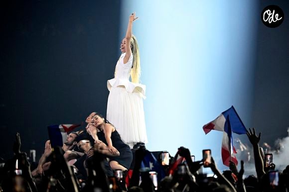 Alors qu’elle chantera devant 80 000 jeunes au Stade de France, Monroe assure vouloir s’adresser à tous, croyants comme non-croyants.

Monroe se classe onzième sur 25e lors de la 70ème édition du concours de l'Eurovision, remporté par la Bulgarie, le 16 mai 2026. 

TT News / Bestimage