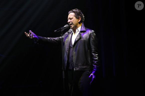 Exclusif - Laurent Gerra, imitant ici J. Hallyday, « Se met à table ! » dans son nouveau spectacle à savourer au Casino de Paris, à Paris, France, le 04 Janvier 2025. © Bertrand Rindoff/Bestimage