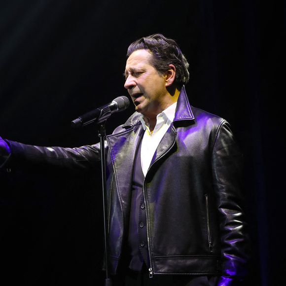 Exclusif - Laurent Gerra, imitant ici J. Hallyday, « Se met à table ! » dans son nouveau spectacle à savourer au Casino de Paris, à Paris, France, le 04 Janvier 2025. © Bertrand Rindoff/Bestimage