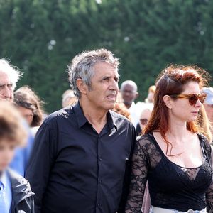 Julien Clerc, sa femme Hélène Grémillon, leur fils Léonard Clerc et Antoine Leclerc, fils du défunt aux obsèques civiles du journaliste Gérard Leclerc au cimetière des Trois-Moutiers à Loudun, dans la Vienne, France, le 24 août 2023 ; dont son père avait longtemps été le maire et où il avait lui-même siégé au conseil municipal. Le journaliste est mort dans un accident d'avion touristique qui s'est écrasé le 15 août. © Dominique Jacovides/Bestimage