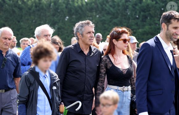 Julien Clerc, sa femme Hélène Grémillon, leur fils Léonard Clerc et Antoine Leclerc, fils du défunt aux obsèques civiles du journaliste Gérard Leclerc au cimetière des Trois-Moutiers à Loudun, dans la Vienne, France, le 24 août 2023 ; dont son père avait longtemps été le maire et où il avait lui-même siégé au conseil municipal. Le journaliste est mort dans un accident d'avion touristique qui s'est écrasé le 15 août. © Dominique Jacovides/Bestimage