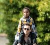 Désormais adolescent, Surafel ne compte pas du tout emprunter le même chemin que ses parents.
Michaël Cohen et son fils Surafel lorsqu'il était petit - Sorties des obsèques de Guy Béart dans le carré juif du cimetière de Garches. Le 21 septembre 2015 Agence / Bestimage