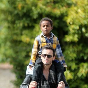 Désormais adolescent, Surafel ne compte pas du tout emprunter le même chemin que ses parents.

Michaël Cohen et son fils Surafel lorsqu'il était petit - Sorties des obsèques de Guy Béart dans le carré juif du cimetière de Garches. Le 21 septembre 2015 Agence / Bestimage