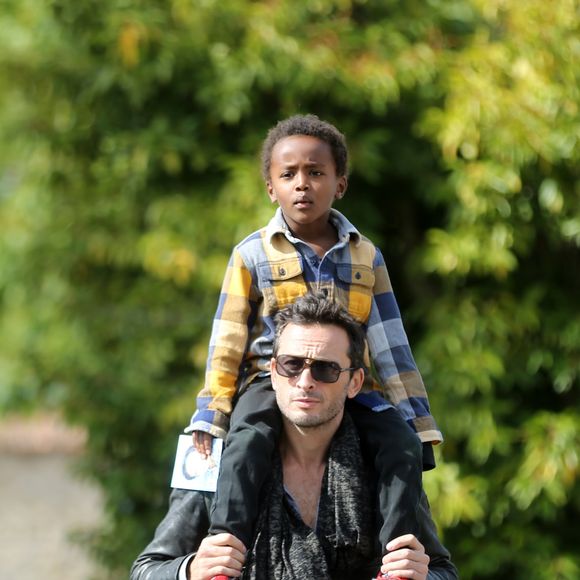 Désormais adolescent, Surafel ne compte pas du tout emprunter le même chemin que ses parents.

Michaël Cohen et son fils Surafel lorsqu'il était petit - Sorties des obsèques de Guy Béart dans le carré juif du cimetière de Garches. Le 21 septembre 2015 Agence / Bestimage