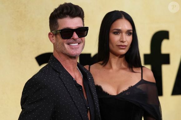 Robin Thicke et April Love Geary au photocall du gala AmFar 2025 by Chopard à l'Hôtel du Cap-Eden-Roc à Antibes le 22 mai 2025.

© Moreau / Jacovides / Bestimage