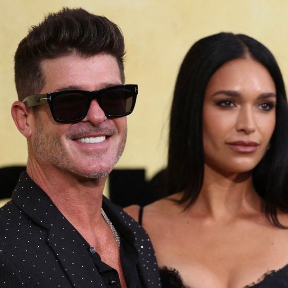 Robin Thicke et April Love Geary au photocall du gala AmFar 2025 by Chopard à l'Hôtel du Cap-Eden-Roc à Antibes le 22 mai 2025.

© Moreau / Jacovides / Bestimage