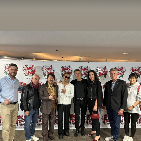 Leur dernier voyage les a conduits au Japon, où ils ont assisté à un concert d’Exile Atsushi à Osaka, en tenues assorties.

Emmanuel-Philibert de Savoie et sa compagne Adriana Abascal à un concert au Japon. Capture Instagram Emmanuel-Philibert de Savoie