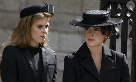 La princesse Beatrice d’York, La princesse Eugenie d’York - Arrivées au service funéraire à l'Abbaye de Westminster pour les funérailles d'Etat de la reine Elizabeth II d'Angleterre. Le sermon est délivré par l'archevêque de Canterbury Justin Welby (chef spirituel de l'Eglise anglicane) au côté du doyen de Westminster David Hoyle. Londres, le 19 septembre 2022. © Agence/ Bestimage