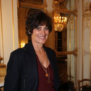 Elle décore toujours ses intérieurs en fonction du quartier où elle vit.

 Inès de La Fressange - Arielle Dombasle est élevée au rang d'Officière de l'ordre des Arts et Lettres au Ministère de la Culture à Paris le 08 Décembre 2025.

© Philippe Baldini / Bestimage